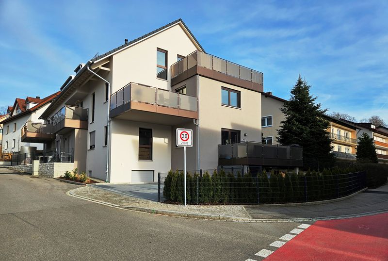 4-ZKB mit 97 m² Wohn-/Nutzflä. im EG und Souterrain! 2 Bäder! FBH/elektr. Rollläden/Video./Carport!